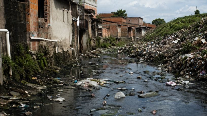 Como a urbanização desordenada afeta a saúde pública? EBS – Empresa Brasileira de Saneamento
