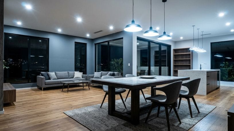 Iluminação artificial errada é o motivo mais comum de reformas que ficam bonitas de dia e ruins de noite Daugliesi Giacomasi Souza